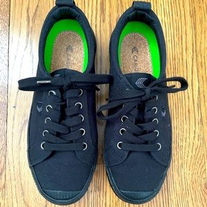 Cariuma black sneakers